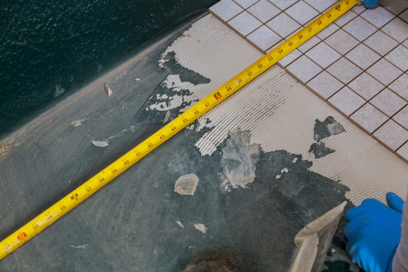 Badrum 31662385-spreading-wet-mortar-before-applying-tiles-on-bathroom